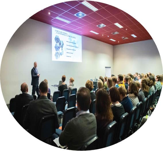 Kris Rayen tijdens een keynote over organisatieontwerp, leiderschap, HR en performance management